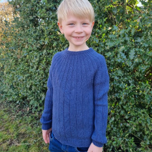 Sevenone Sweater Junior av Knit by Nees – Garnpakke til til Sevenone Sweater Junior Str. 4-12år