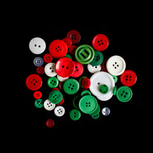Bilde av Knapper/knappesortiment I Plastboks Hvit/grønn/rød - 80 Gram