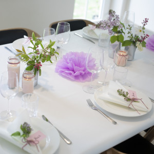 Resirkuleringsfokusert borddekking i rosa tema av Rito Krea - DIY-guide til borddekorasjon